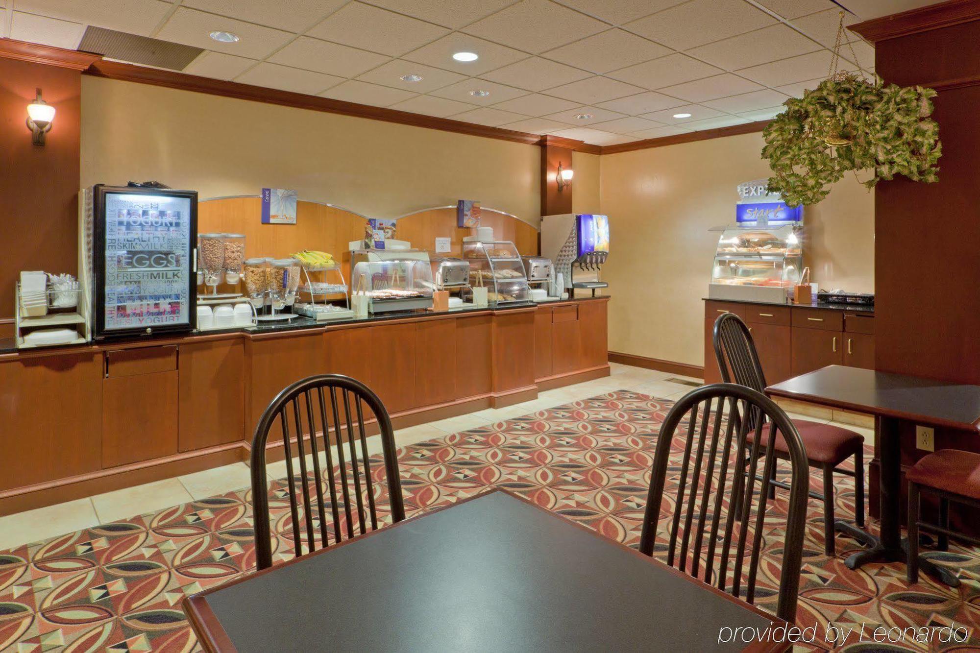 Holiday Inn Express Hotel & Suites Kent State University Ресторан фото